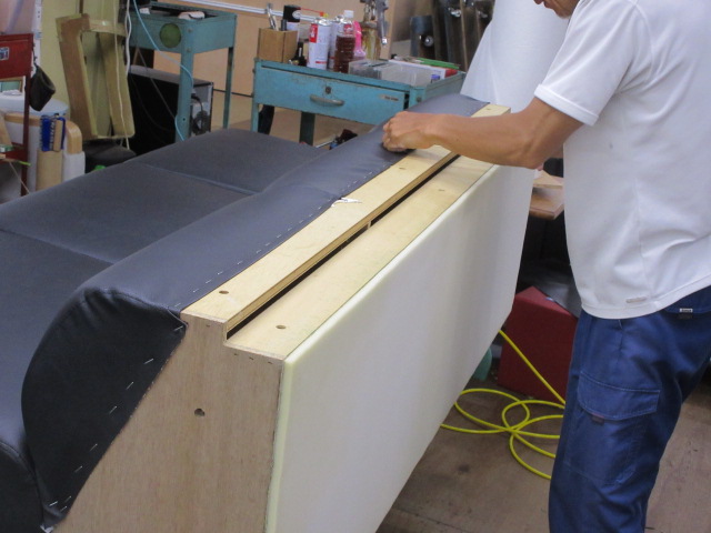 ひとつひとつ手作業で丁寧に作り上げていきます
