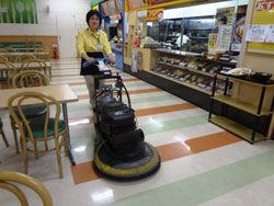 商業施設での日常清掃