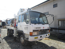 穴掘建柱車